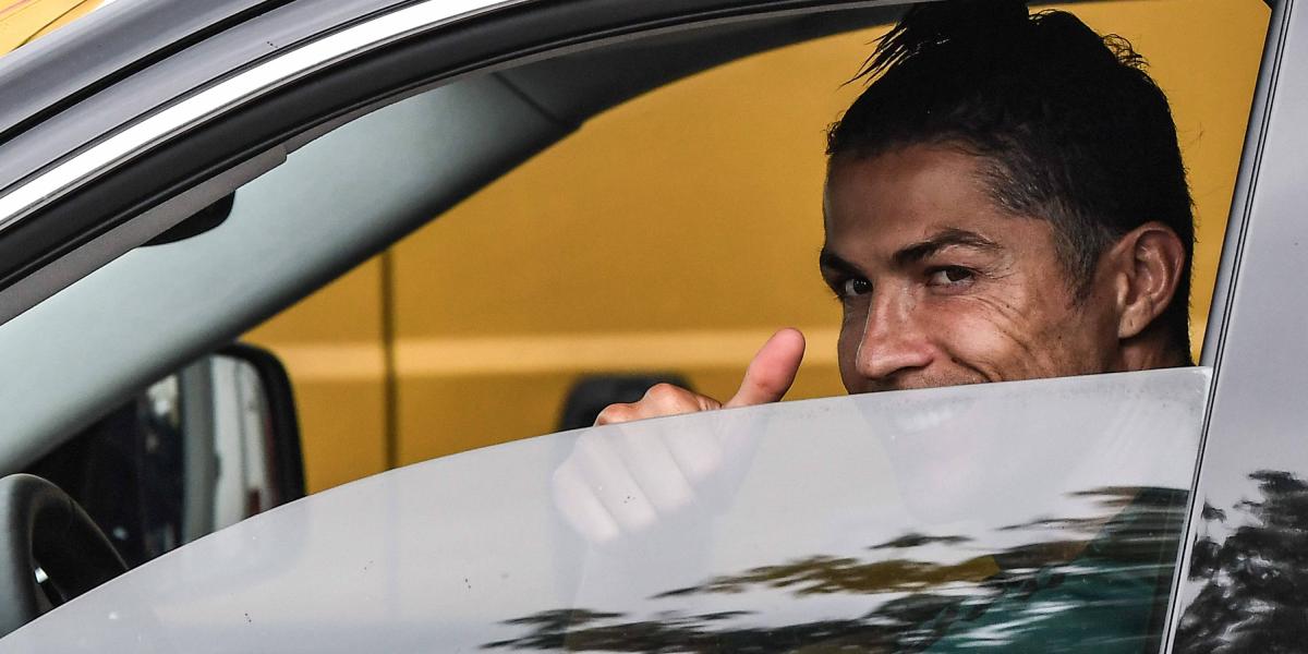 Cristiano Ronaldo ingresa a la sede de Juventus.