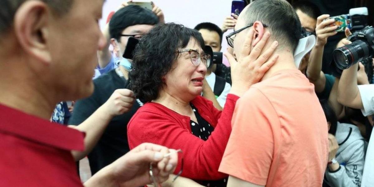 El momento en que Li Jingzhi ve a su hijo por primera vez tras 32 años desaparecido.