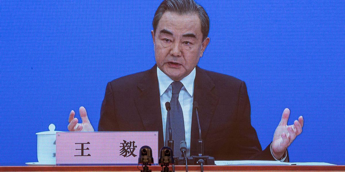 El ministro de Relaciones Exteriores de China, Wang Yi, durante una conferencia de prensa virtual este domingo.