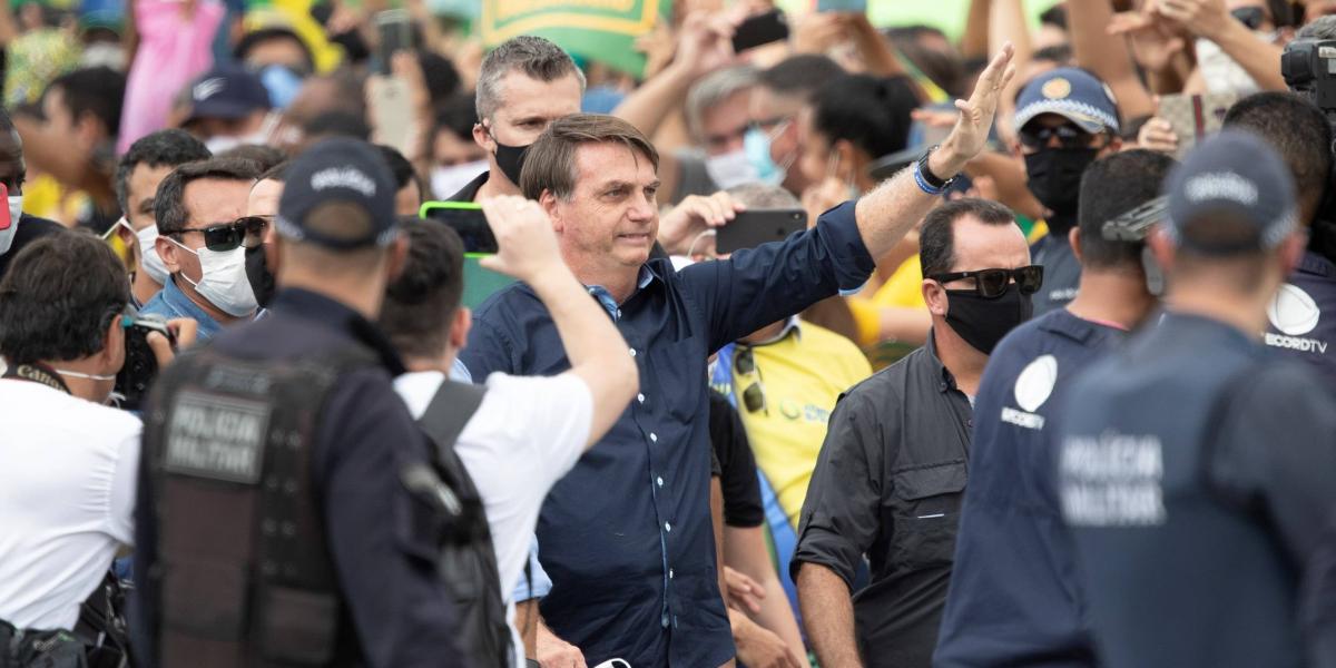 El presidente de Brasil, Jair Bolsonaro, se reúne sin tapabocas con simpatizantes este domingo, en Brasilia (Brasil). Cientos de seguidores se aglomeraron este domingo para alabar a su ídolo.