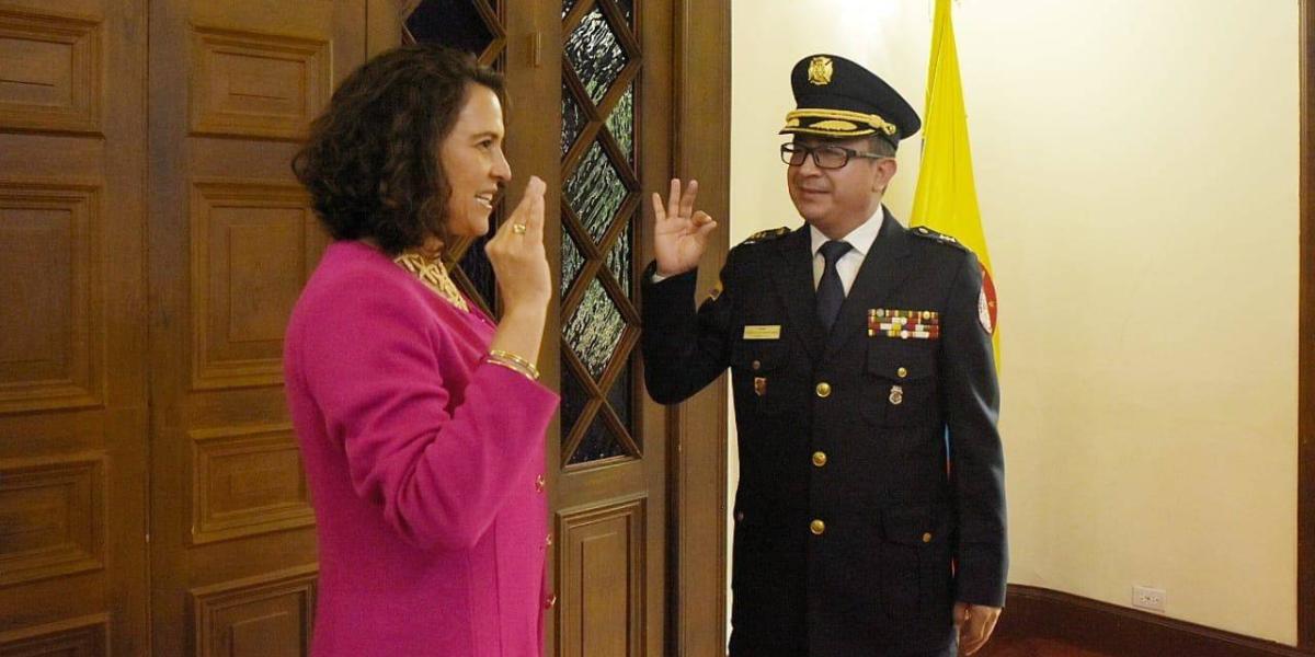 La exministra Nancy Patricia Gutiérrez junto a el director Nacional de Bomberos.