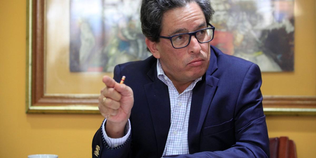El ministro de Hacienda, Alberto Carrasquilla, explica las medidas financieras que se han tomado para enfrentar la pandemia