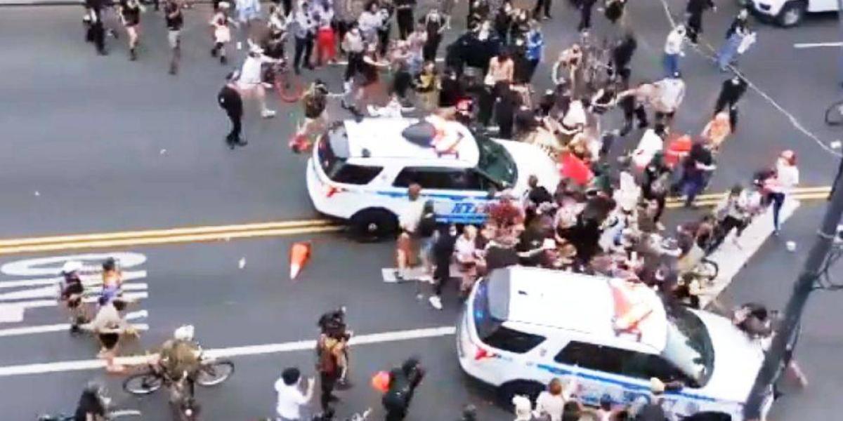 El momento en el que dos vehículos de la policía neoyorquina atropellan a manifestantes durante protestas por el asesinato de George Floyd.