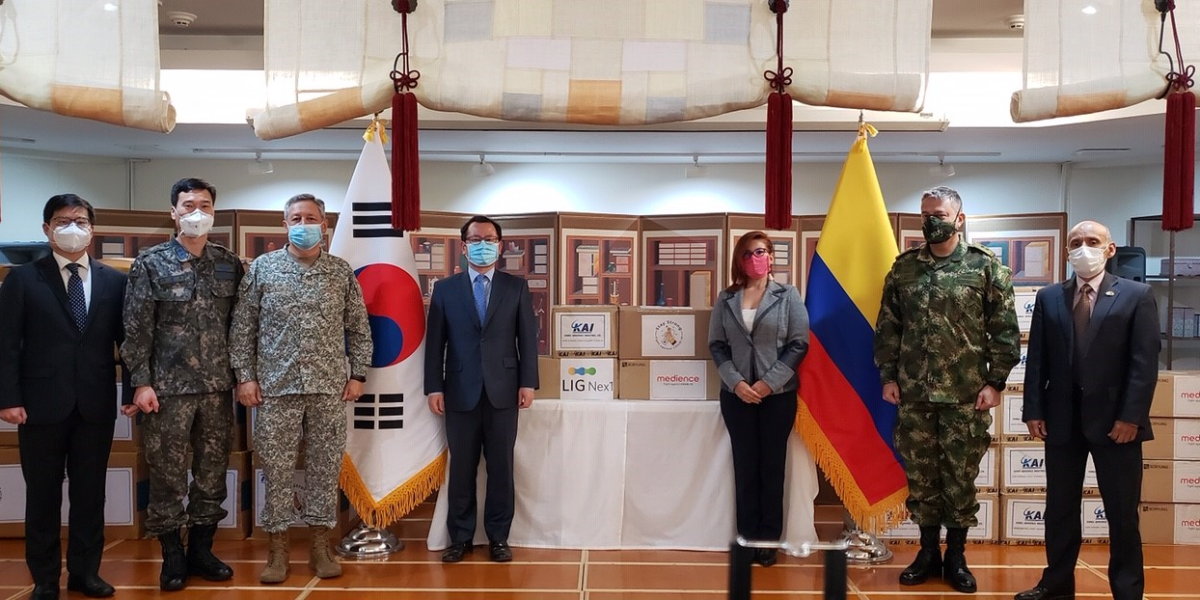 Entrega de las donaciones en la Embajada de Corea en donde participaron miembros de las Fuerzas Armadas y las asociaciones de veterano de la Guerra de Corea.