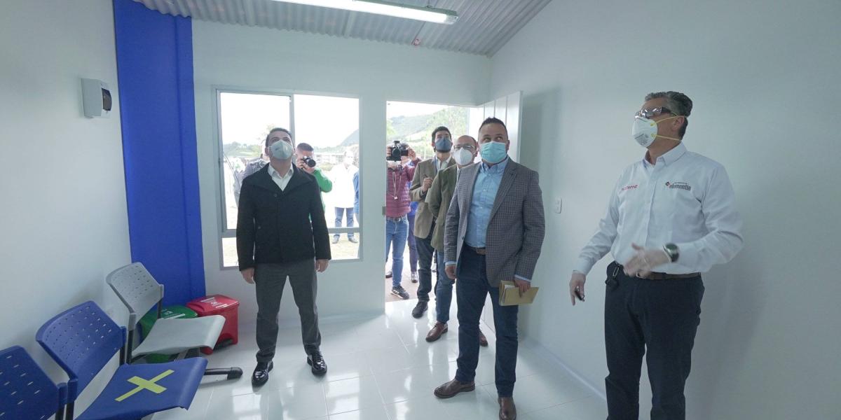 El gobernador Nicolás García; el presidente de Eternit, Miguel Rangel, y el alcalde Wilson García, examinan el interior de la unidad ‘triage’.