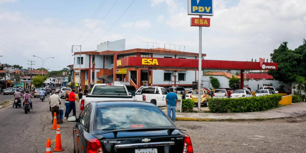 Largas filas se registraron en gasolineras de varias ciudades del país, como en San Cristóbal.