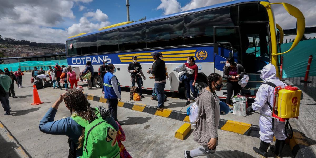 Más de cien venezolanos salieron ayer en buses desde Bogotá hacia Cúcuta para volver a su país.