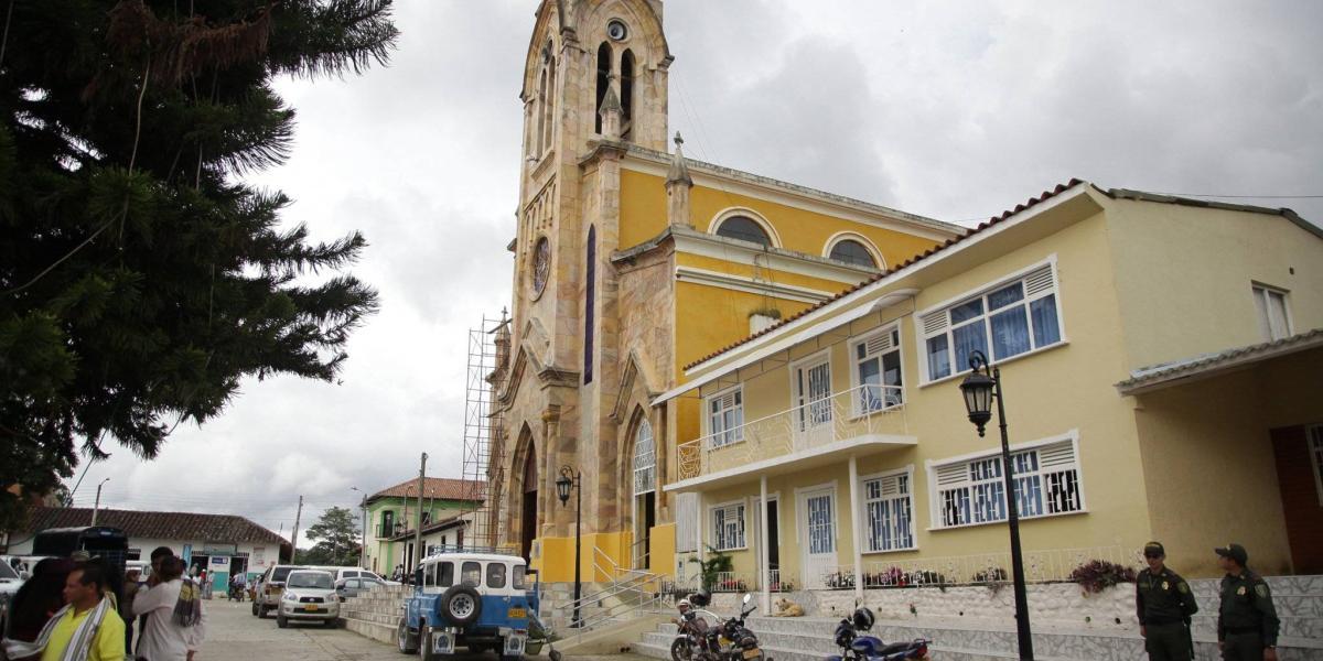 La plaza central de Togüí, la iglesia que parece de porcelana y la vida de un pueblo boyacense tranquilo.