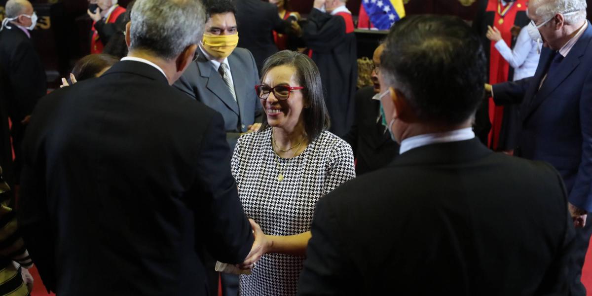 La nueva presidenta del Consejo Nacional Electoral (CNE) de Venezuela Indira Maira Alfonzo Izaguirre (c) saluda luego de jurar al aceptar su cargo este viernes en Caracas (Venezuela).