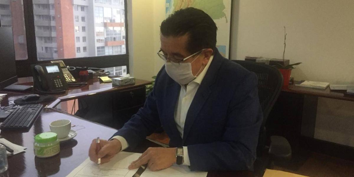 Fernando Ruiz, ministro de Salud, y la firma que esperaba el fútbol.