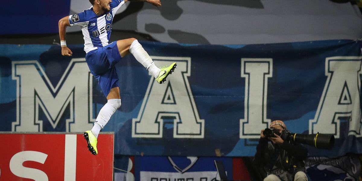 Alex Telles celebra gol con el Porto.