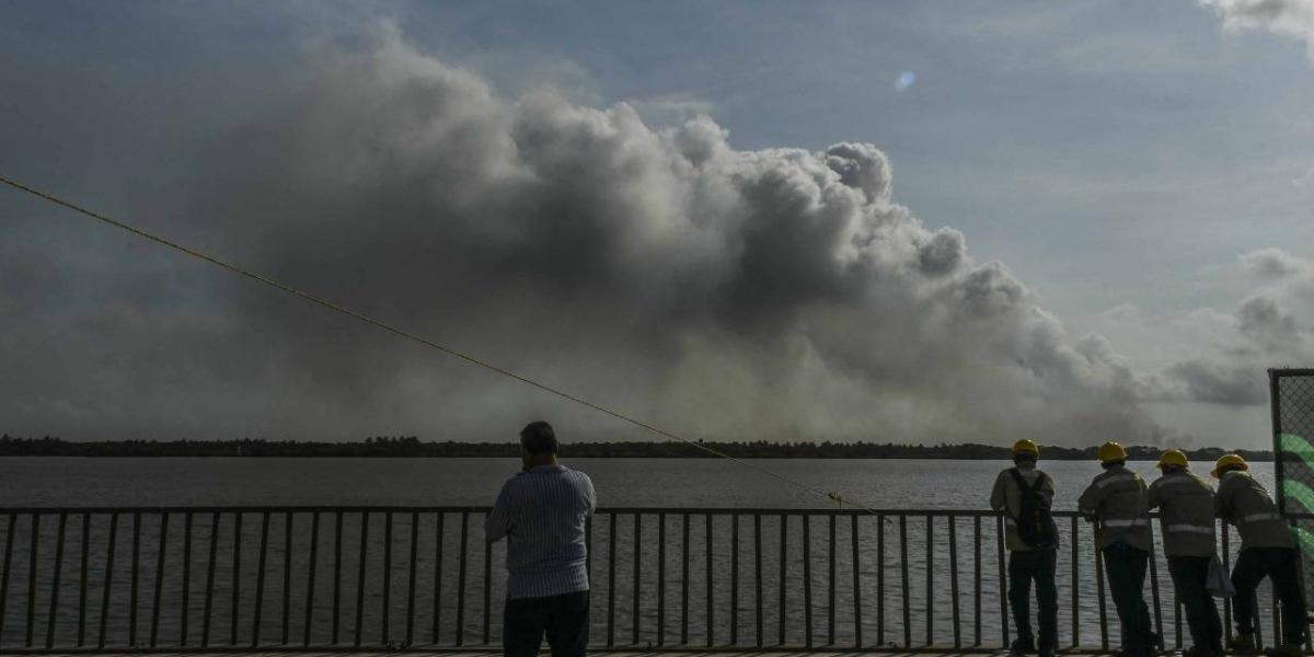 Los barrios del norte y centro de Barranquilla son los más afectados por el humo que provoca el incendio en la Isla de Salamanca.