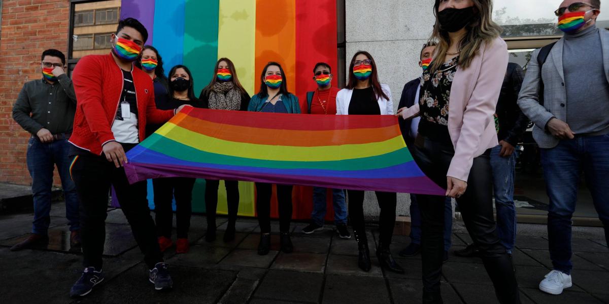 Por primera vez, en la alcaldía de chapinero se izó la bandera bandera del orgullo LGBTI, con una bandera de 10 metros para conmemorar la lucha de los derechos de este sector social durante el mes del orgullo gay.