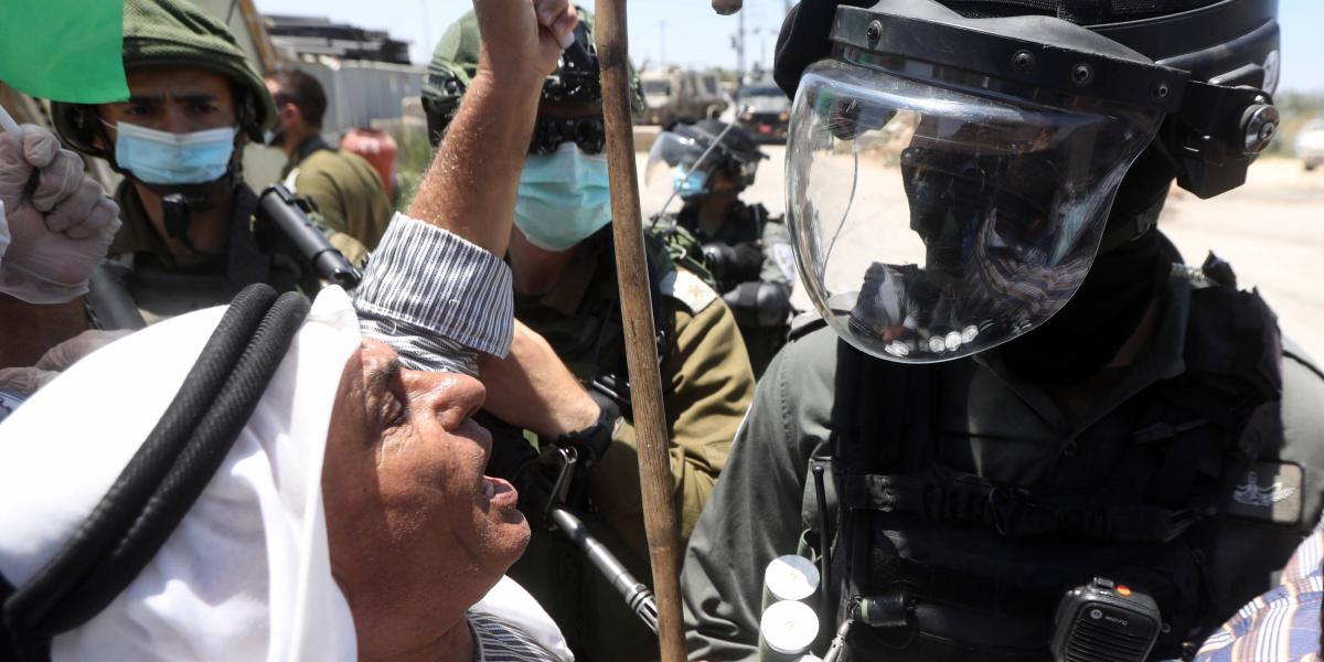 Un palestino encara a un soldado israelí en las protestas por la posible anexión de zonas de Cisjordania.