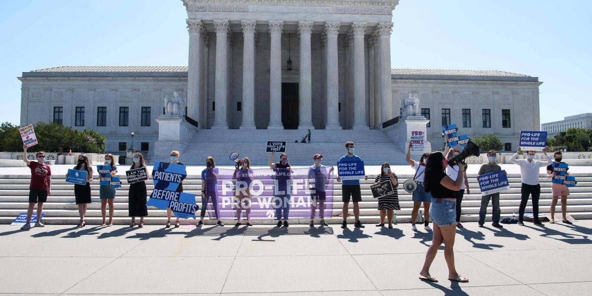 Manifestantes provida se manifestaron este lunes frente a la Corte Suprema, en Washington.