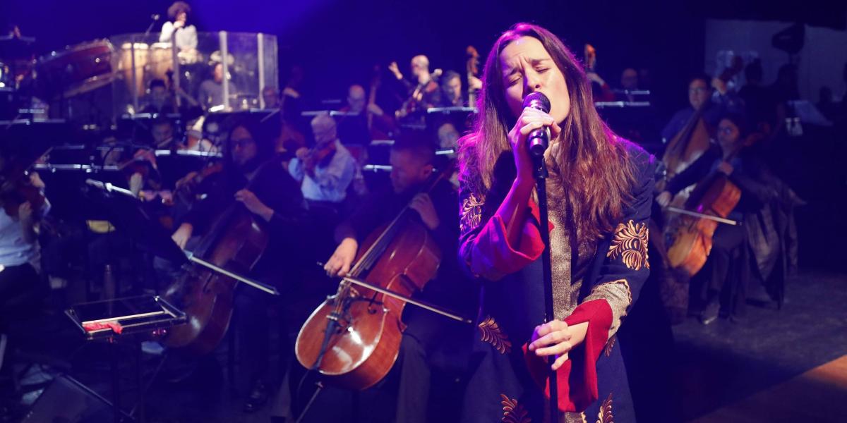 Catalina García, vocalista de Monsieur Periné, en un concierto previo en el cual su grupo se unió a la Orquesta Filarmónica de Bogotá, como volverán a hacerlo el sábado 4 de julio.