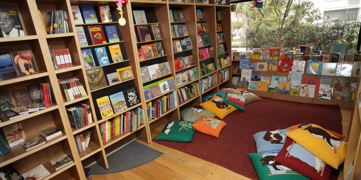 En el barrio La Soledad, no se puede perder la librería Babel. Ubicada en una casa tradicional de este barrio, esta librería ofrece uno de los catálogos más completos de libros infantiles y juveniles.