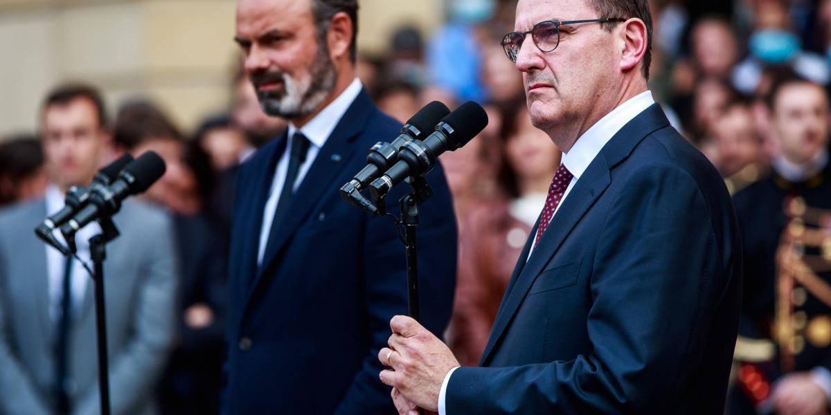 Jean Castex (derecha), fue designado este viernes como el nuevo primer ministro de Francia. A la izquierda, el saliente 'premier' Edouard Philippe.