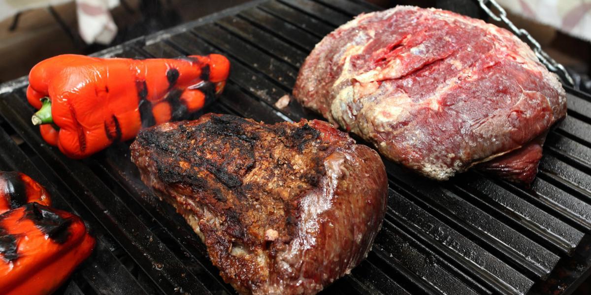 El ritual del asado implica un buen manejo de la carne, la sal, las brasas y hasta de los acompañamientos.