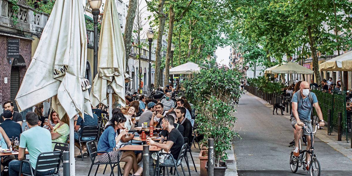 Las ciudades españolas aprovecharon el modelo de terrazas para recuperar la actividad al aire libre después de la pandemia. Aquí, Barcelona.