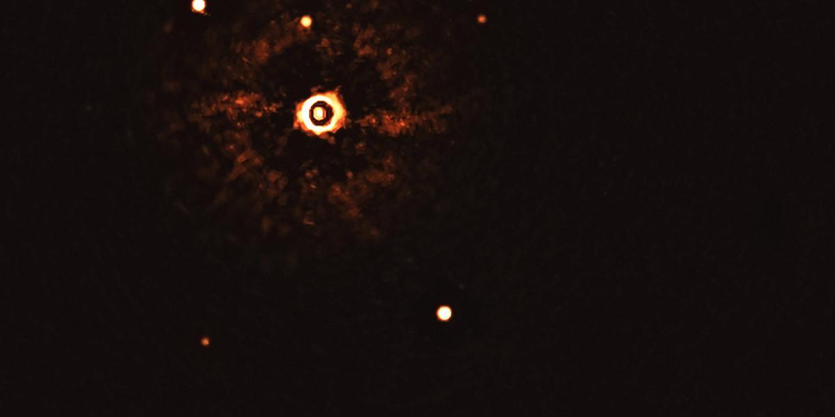 Los dos planetas son visibles como dos puntos brillantes en el centro (TYC 8998-760-1b) y abajo a la derecha (TYC 8998-760-1c) del cuadro.