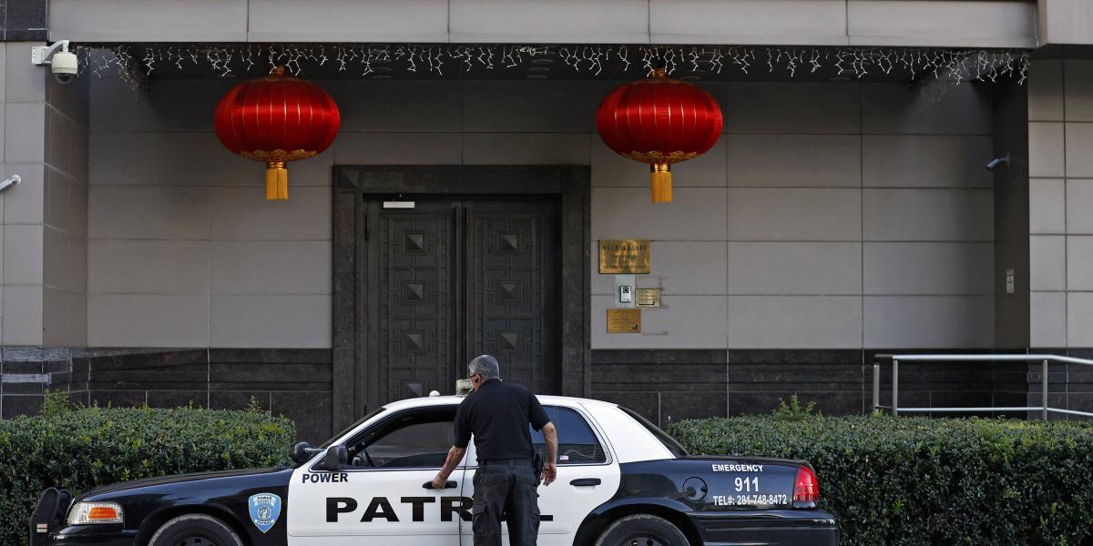 Un policía patrulla frente al consulado de China en Houston (Texas) este 22 de julio.