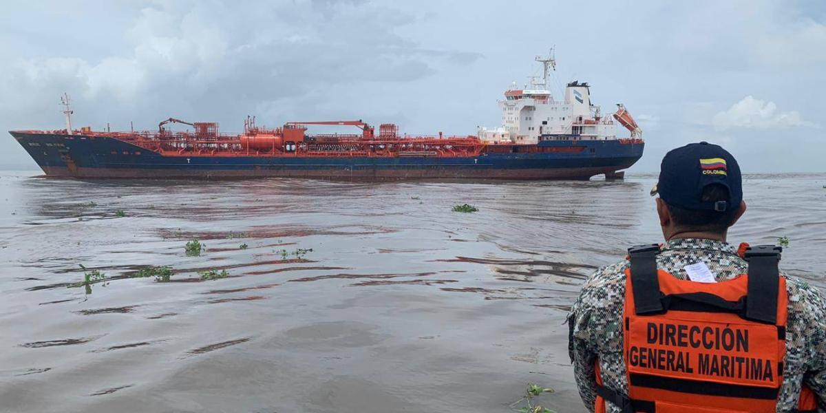 La Dimar mantiene bajo vigilancia la embarcación que desde el domingo permanece encallada en Bocas de Ceniza.