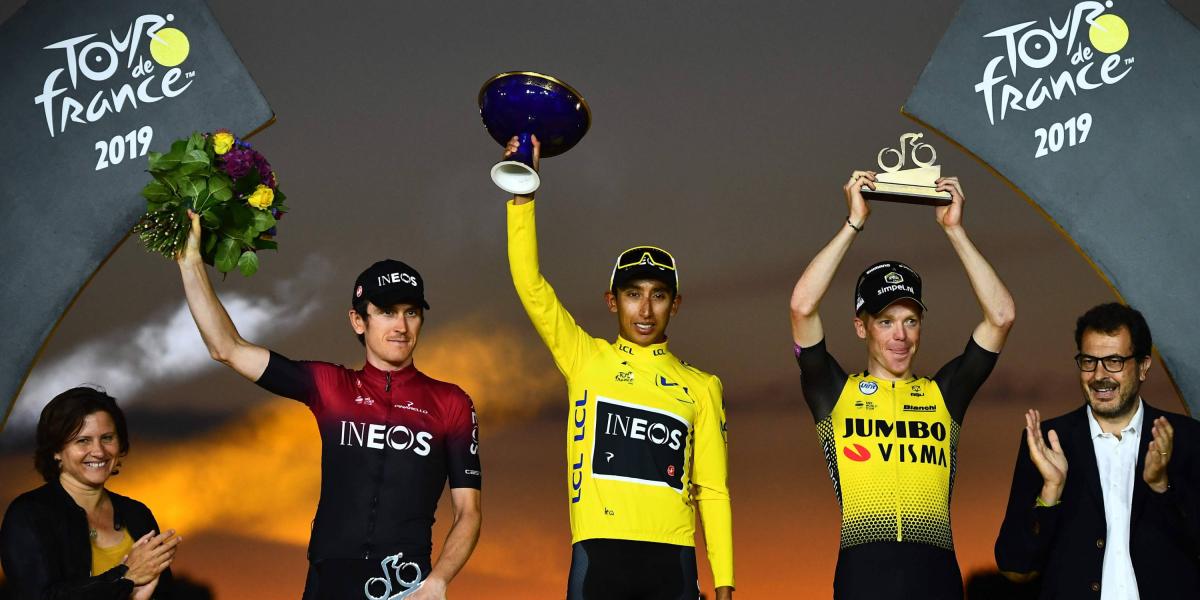 Egan Bernal (centro), campeón, Geraint Thomas (izq., segundo), y Steven Kruijswijk, tercero del Tour 2019.