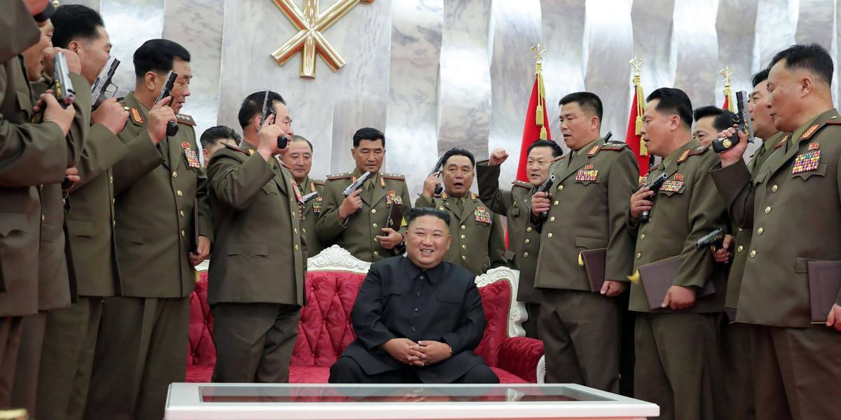 El líder norcoreano Kim Jong-un asistió en Pionyang a una ceremonia para conferir pistolas conmemortaivas a los principales oficiales al mando de las fuerzas armadas de Corea del Norte.