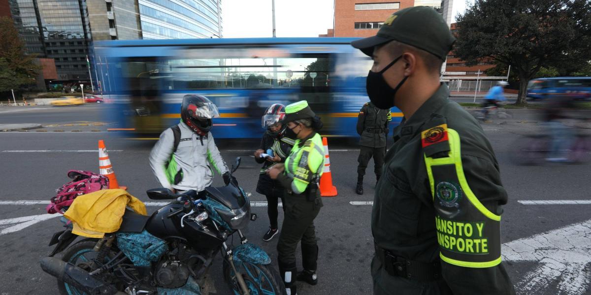 La Policía Metropolitana de Bogotá ha fortalecido los puntos de control en vías en la ciudad.
