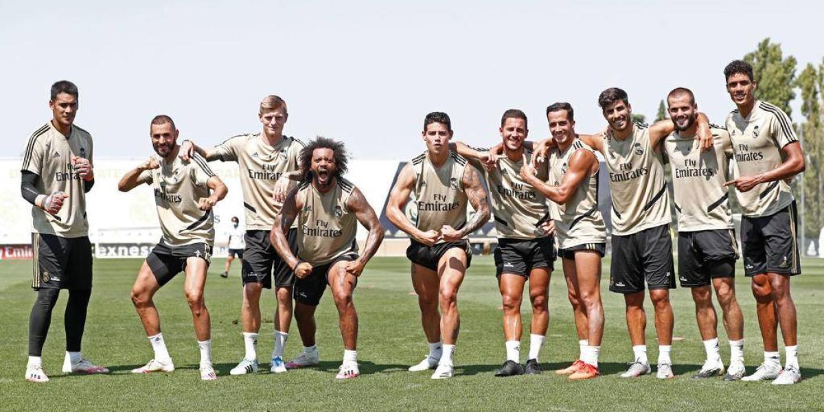 James con sus compañeros del Real Madrid.
