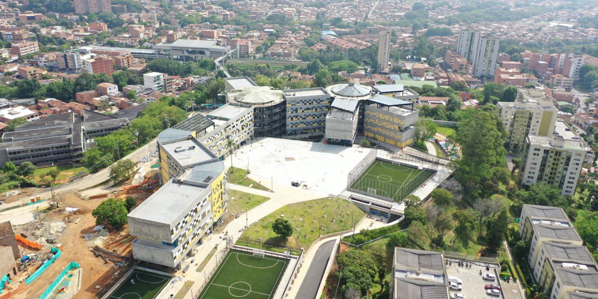 Así avanza la construcción de la Ciudadela Universitaria de Occidente. Al fondo, la comuna 13 de Medellín.