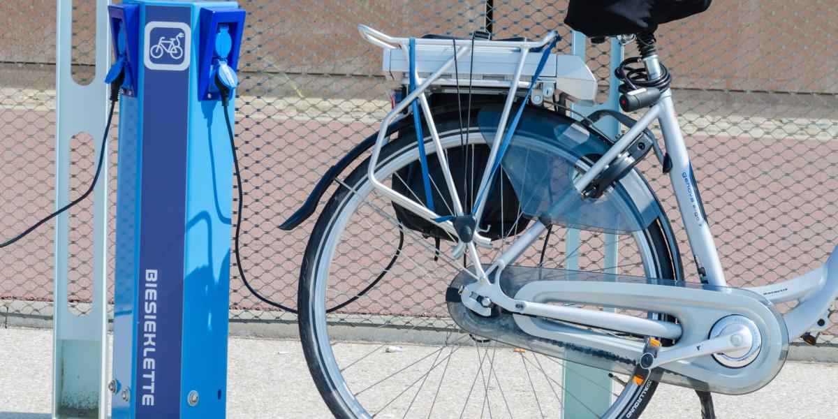 Según el Ministerio de Transporte, una bicicleta de pedaleo asistido tiene una potencia menor de 350 W, y su motor está encendido cuando hay velocidades menores de 25 km/h.