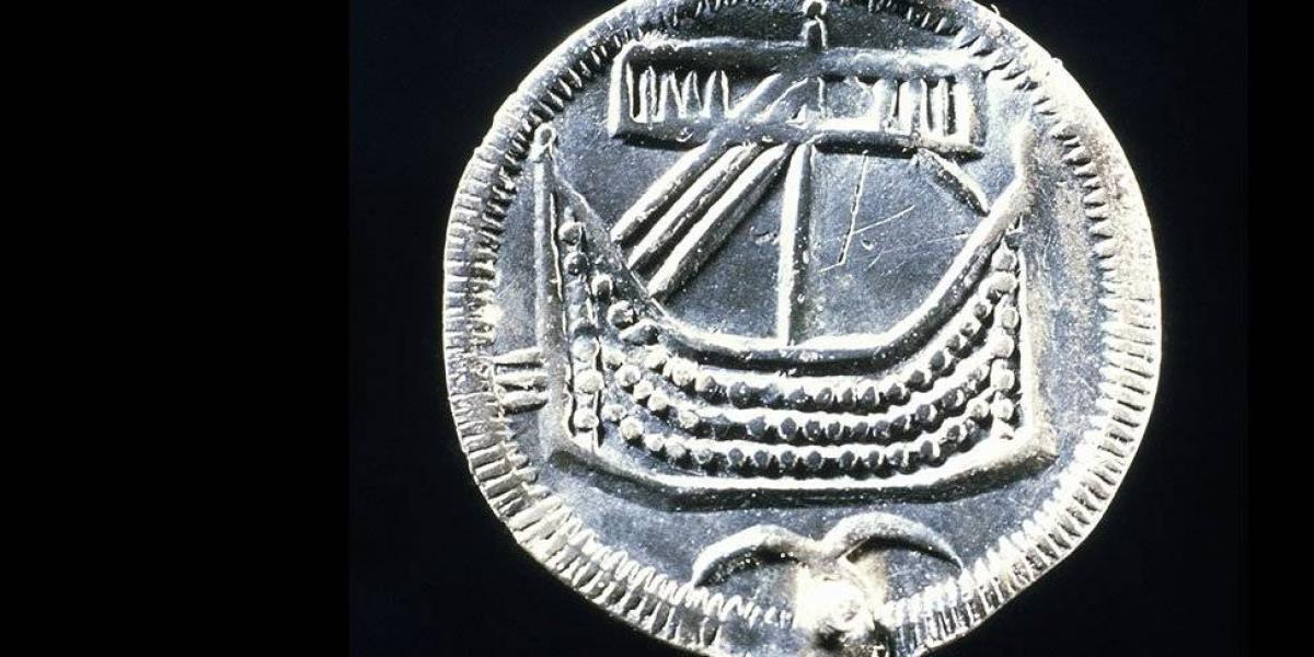 Descubrimientos arqueológicos recientes y pruebas a artefactos antiguos con tecnologías de punta posibilitan una nueva visión del pasado (Moneda de plata vikinga con la imagen de un barco drakkar, acuñado en Hedeby, Dinamarca).