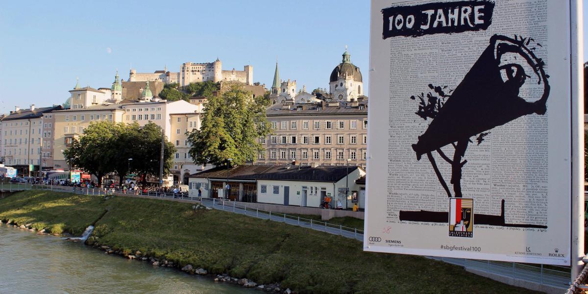 Vista del cartel del Festival de Salzburgo, en esa ciudad austriaca. Mascarillas, test, distancia es el vocabulario cotidiano que se ha impuesto.