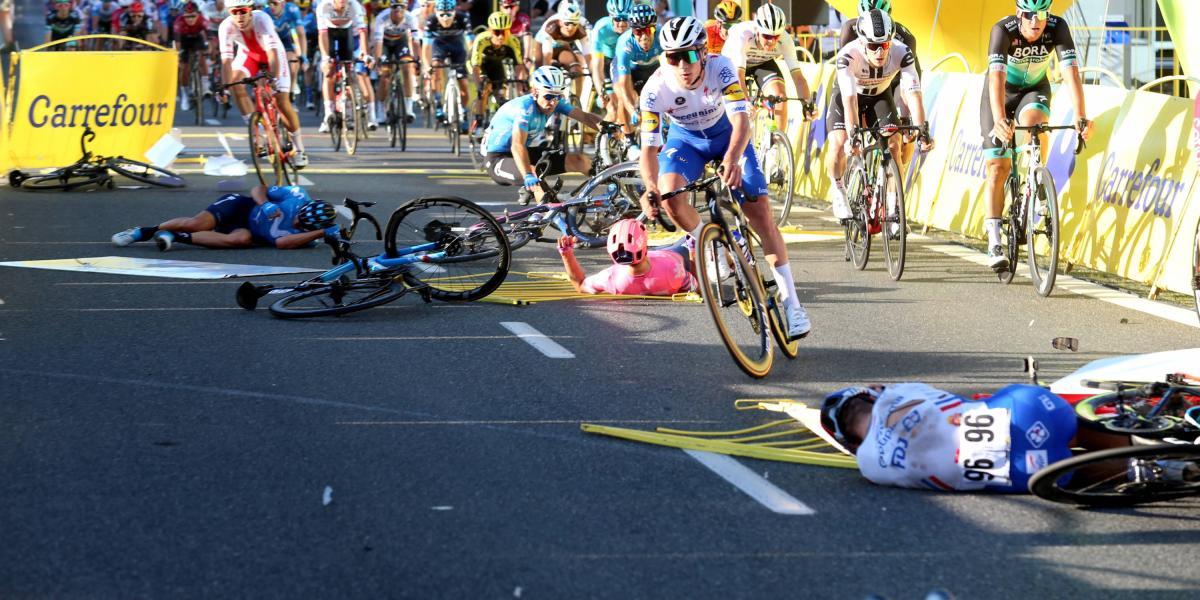 La caída en la meta de la primera etapa del Tour de Polonia.