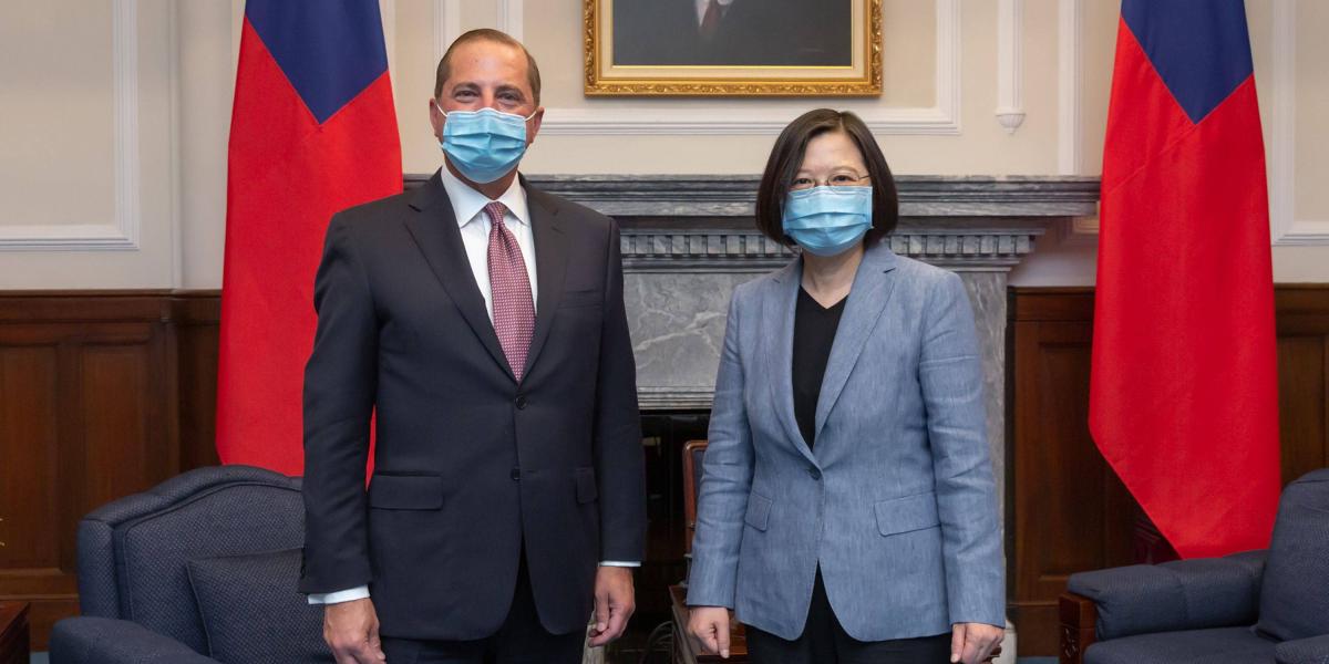 El secretario de Salud de EE. UU., Alex Azar, y la presidenta de Taiwán, Tsai Ing-wen.