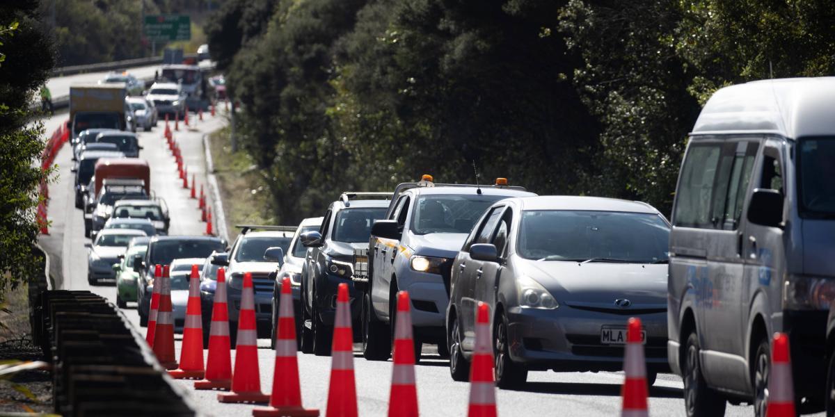 Tráfico por barricada establecida por la policía en la autopista del sur de Auckland.