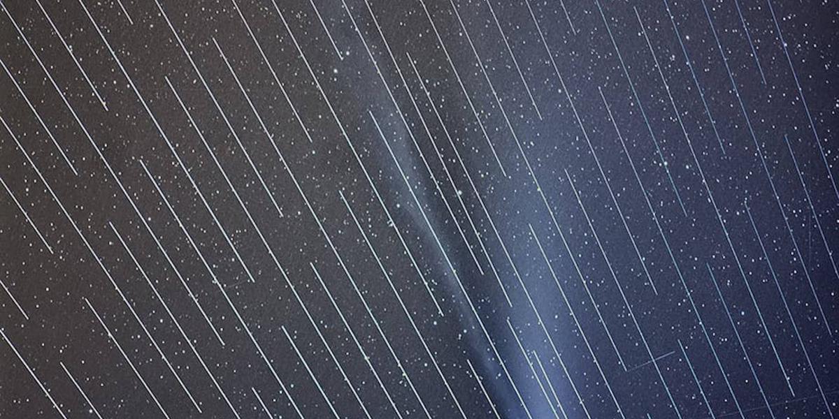 Imagen de larga exposición del cometa Neowise con la interferencia de los satélites Starlink, captada el 21 de julio desde España.