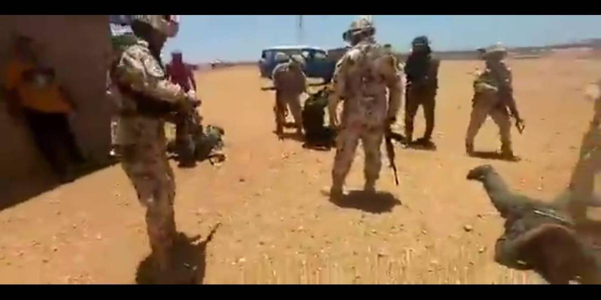 Imagen del video del momento en que son aprehendidos militares venezolanos en la Guajira.