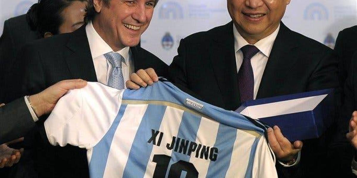 En julio de 2014, Xi Jinping fue a Argentina en visita oficial. El entonces vicepresidente, Amado Boudou, le regaló una camiseta con el número 10. La misma que usa Lionel Messi, el argentino que busca Inter de Milán, el club más chino de la Serie A