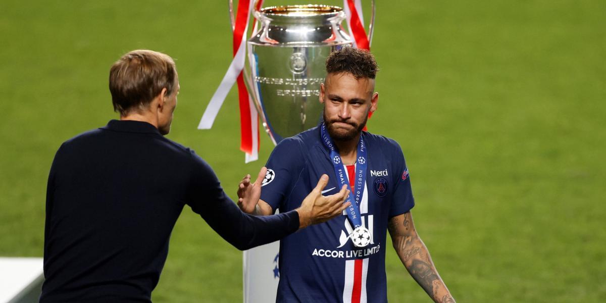 Neymar recoge su medalla.