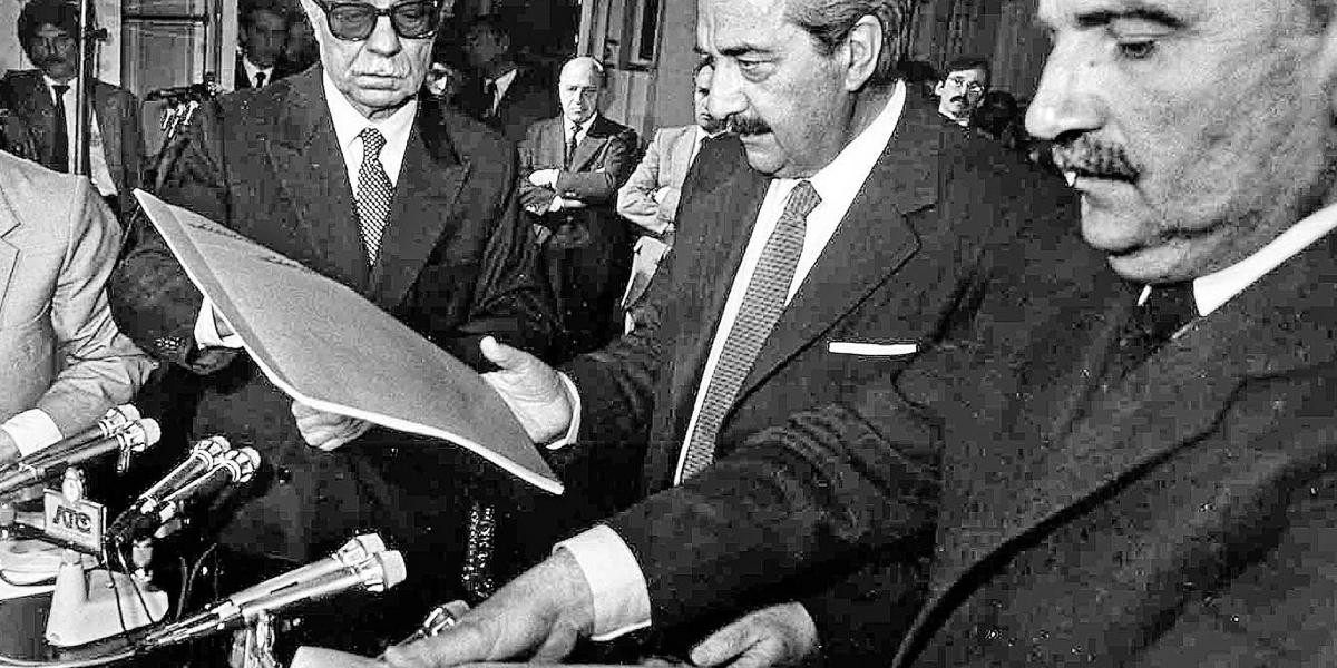 En 1984, Ernesto Sábato (i) entregaba al presidente de Argentina, Raúl Alfonsín (c), y al ministro del Interior, Antonio Troccoli (d), el informe ‘Nunca más’ de la Conadep, considerado como el informe pionero de las comisiones de la verdad en el mundo.