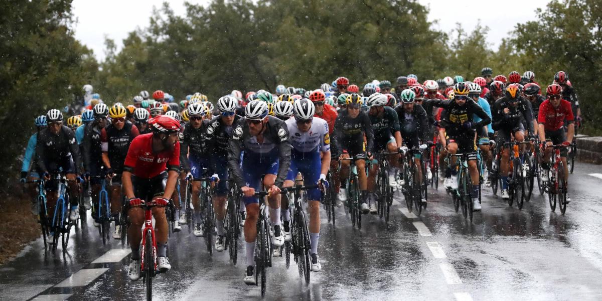 Día de lluvia y piso mojado en el Tour de Francia.