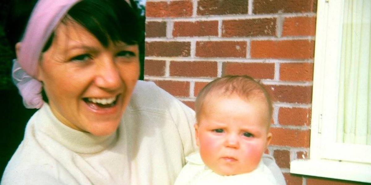 Bea Jones con Moira cuando era bebé.