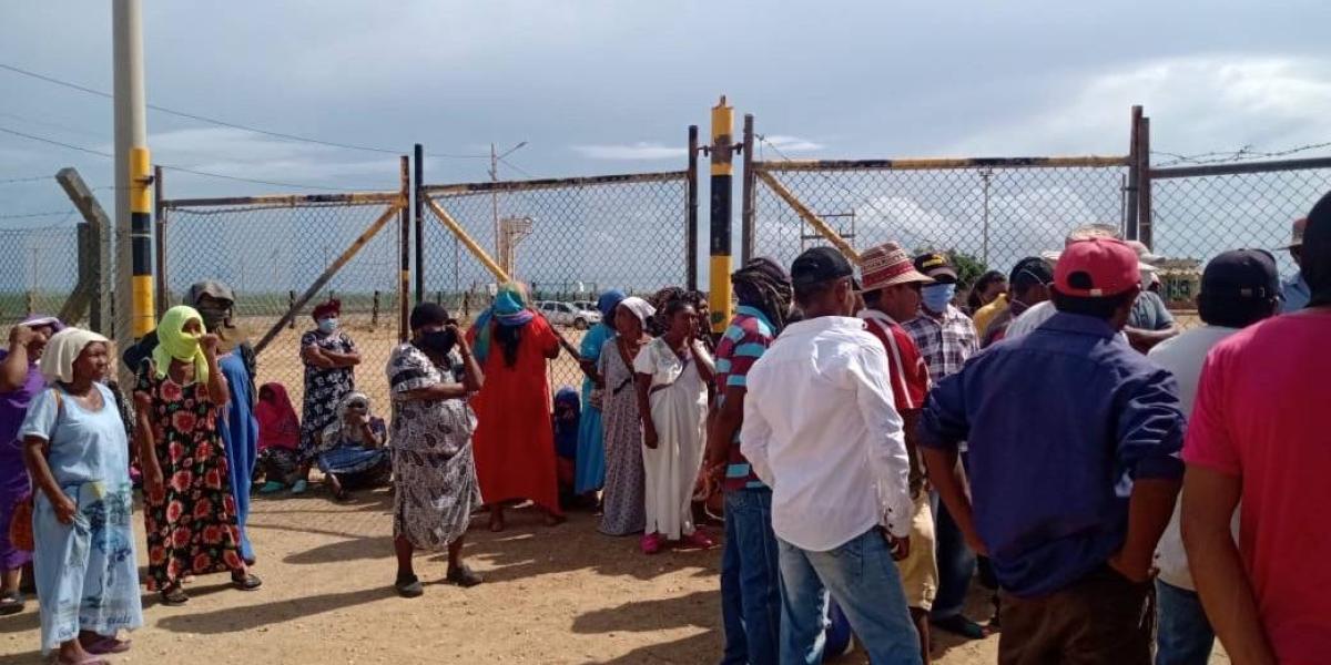 Comunidades indígenas wayuu protestan en las instalaciones de Cerrejón en Puerto Bolívar.