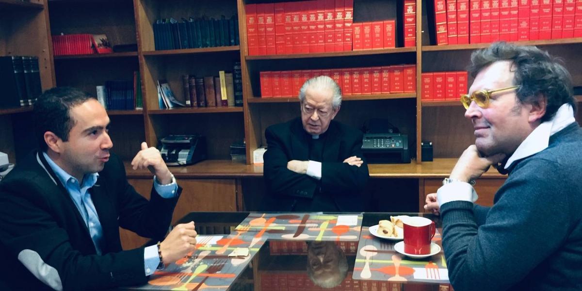 Raúl Alberto Pupo Pumarejo, monseñor Enrique Sarmiento y Alejandro López-Conde Alonso, en la charla sobre el blog.
