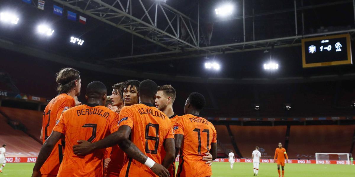 Los jugadores de Holanda celebran una de las anotaciones.