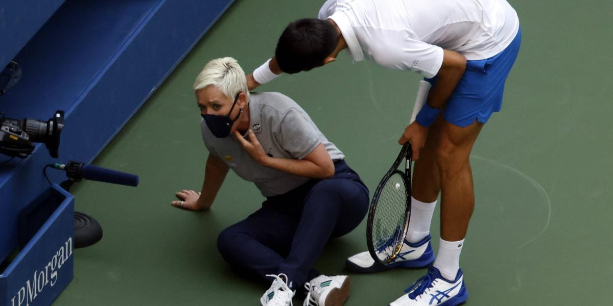 Djokovic asiste a la jueza a la que golpeó.