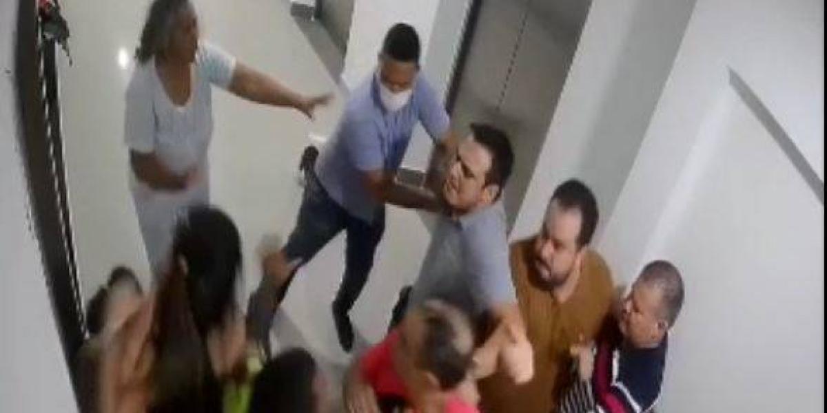 En el video quedó grabado la forma como los hombres atacan a la médica pediatra Dalila Peñaranda Fairuth.